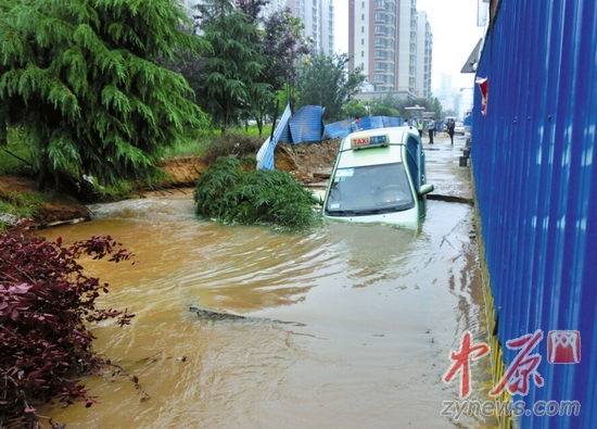 　　拉断三根绳后，出租车才被拉出