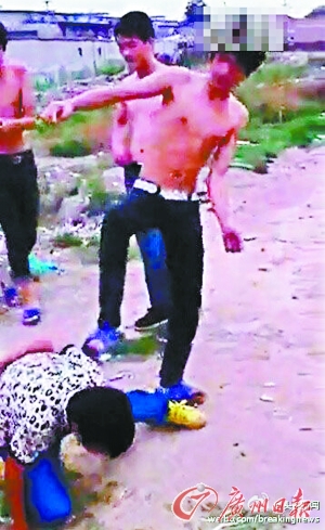　　引起网友不满的打人场景。微博图片