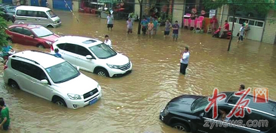 　　十几辆轿车被大水淹没导致熄火