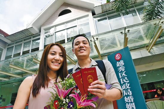 　　市民邓先生和余小姐成为越秀区新婚姻登记处第一对新人 羊城晚报记者 朱文海 摄