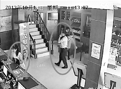 原湖北省高院刑三庭庭长张军与一女子进入旅馆大厅视频截图