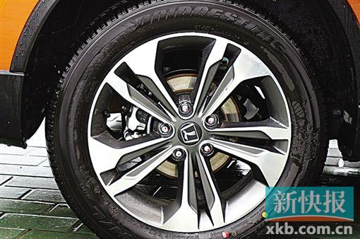 轮胎:轮毂样式有新意,配置有215/55 R17普利司通轮胎。