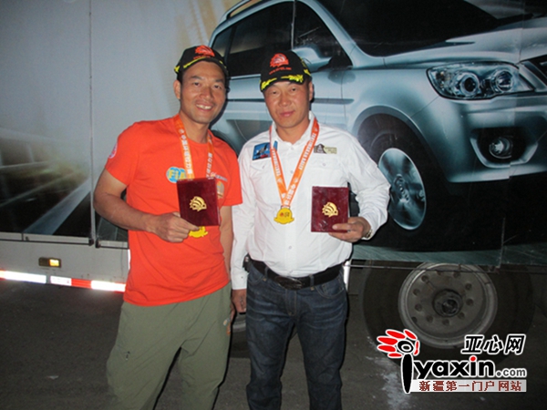 图为获得奖牌的方明集（左）和胡爱东（右）的合影。 亚心网记者 赵笑学摄