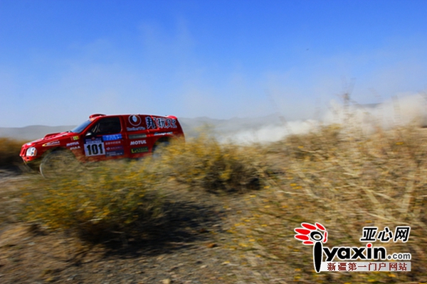 图为5月27日，第二赛段一辆越野车正在比赛过程中 亚心网记者 吕伊晗摄