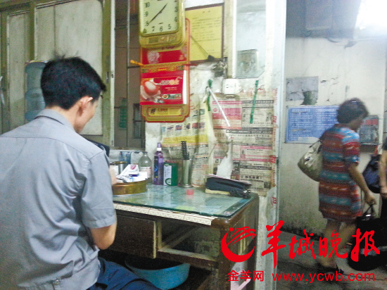 老曹在保安亭做兼职,他对这份工作很满意