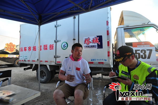 图为在乌尔禾大营周田接受亚心网记者的专访 亚心网记者 阳光摄