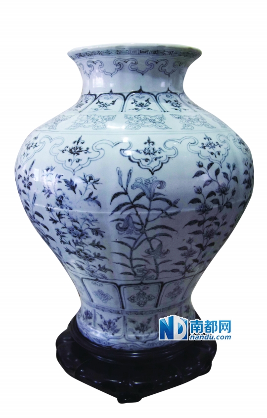 天民楼藏瓷：明洪武青花串枝花卉纹石榴尊。