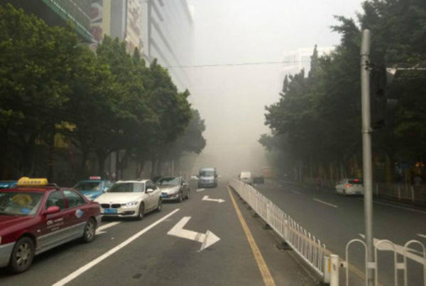 图为现场浓烟滚滚。