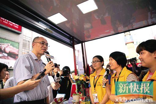 ■佛山市委常委、南海区委书记邓伟根亲临志愿V站现场体验。