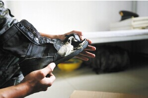 何靖国的“战靴”在灭火过程中穿坏