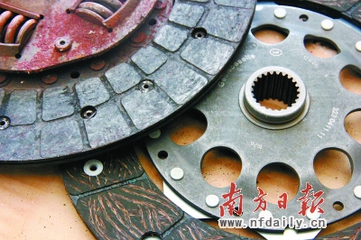 长期半离合行驶容易导致离合片磨损,图片左边为已经磨损的离合片。 黄文波 摄