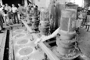 增城新南华玻璃有限公司，简陋的沉淀池。 信息时报记者 叶伟报 摄