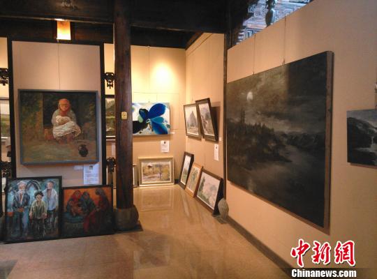 “发现-走进生活的艺术”宋庄画展在浙江金华举行 胡丰盛 摄