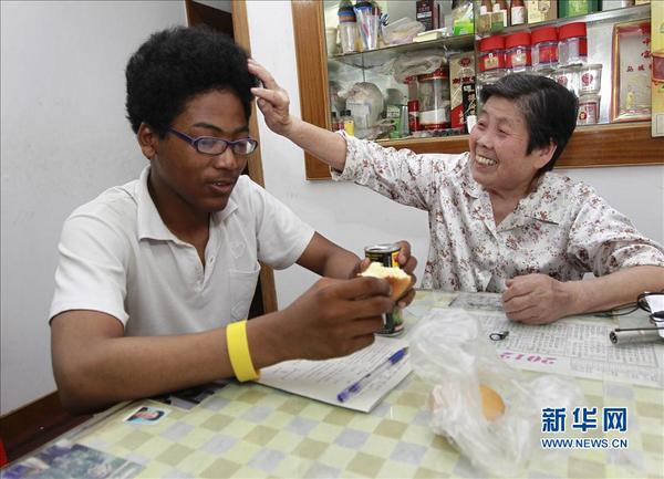 上海阿婆抚养黑人孩子14年:超越血缘的亲情(高