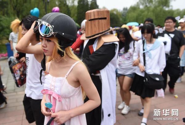 6月1日,动漫角色扮演者在参加巡游活动。 2014年6月1日,北京动漫游戏户外嘉年华在北京石景山游乐园举行,其中的千名动漫角色扮演者大巡游、动漫展演、Cosplay嘉年华盛典、动漫时尚音乐节等多项活动为游客打造一场动漫盛会。新华社记者 李俊东摄