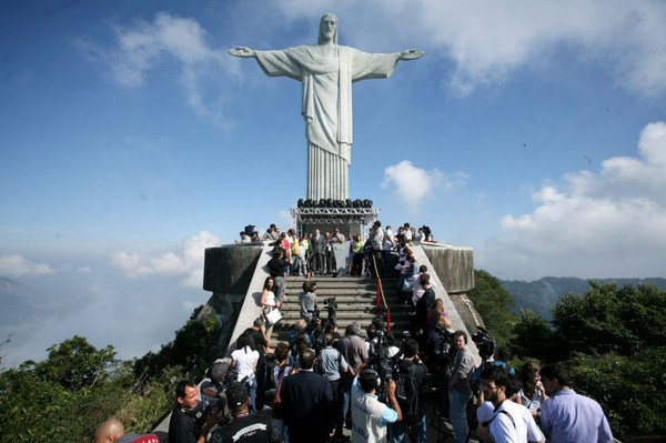 摄影师爬上巴西基督雕像头顶玩自拍(图)