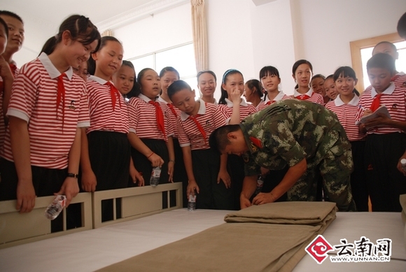 学生们观看官兵叠豆腐块