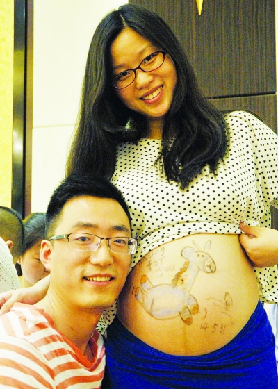 "刚在老婆大肚子上完成"孕肚彩绘",一位准爸爸如是解释他的创意.