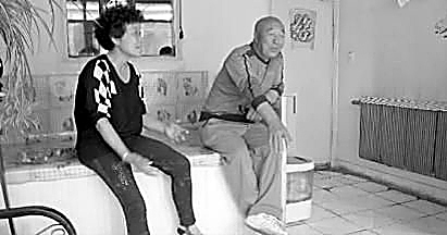 打鱼老夫妻救11落水者后悄然离去|老两口|退休