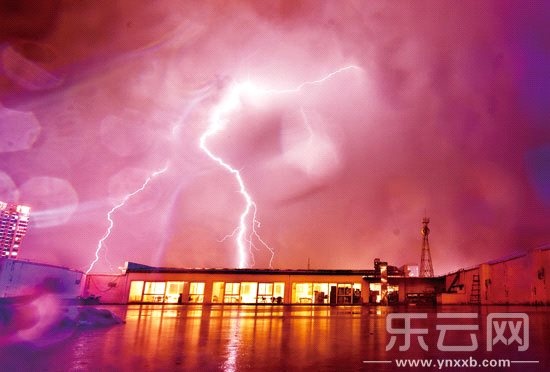 5日晚9时起昆明突降大雨，空中电闪雷鸣。