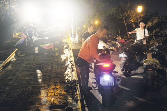 合肥入夜,改装摩托车街头撒野|交警|驾驶人