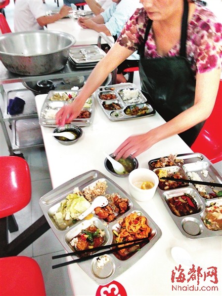 省农科院食堂，一桌四人，餐盘上剩了不少饭菜