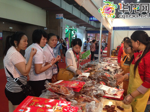 今日下午，昆交会食品展区，来自山城的川鸭子食品颇受采购商欢迎。 记者 程钰婷 摄
