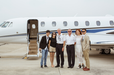 歌手陈庆聪包机陪老婆度假 好友欧阳妙芝一家