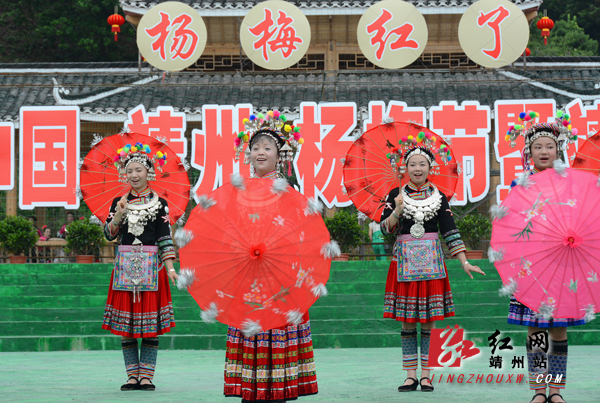 热情地苗家阿妹载歌载舞    朱红伟  摄