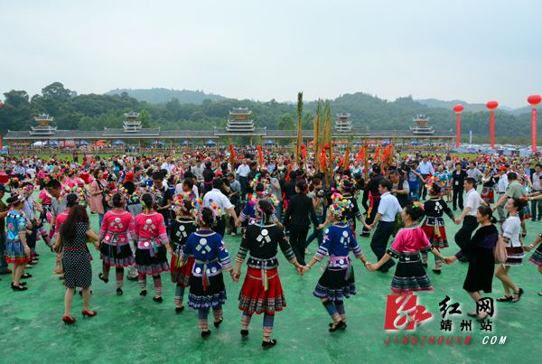 随着音乐全场跳起了芦笙舞    朱红伟  摄