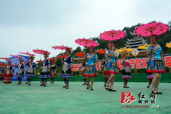 表演国家级非物质文化遗产苗族歌鼟    朱红伟  摄