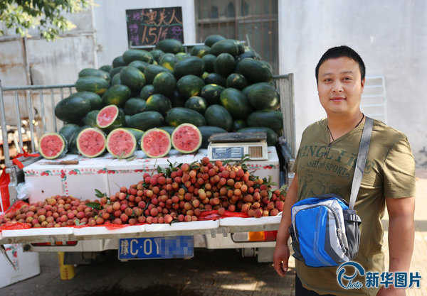 洛阳:小贩与城管换角色 受不了异样眼光结束体