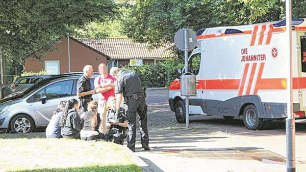 图为警方赶到后安排救护车将受伤的孩子父母送往医院