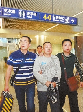 (2013年4月15日晚,省森林公安局便衣警察押解犯罪嫌疑人抵达长沙。(资料图片))