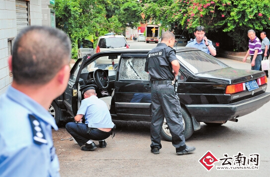 民警驾驶车辆车窗被砍碎 记者 江洋 摄