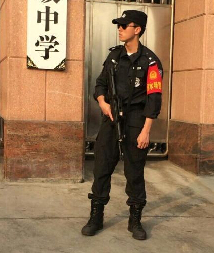 最帅80后特警高考执勤 制服墨镜帅哭网友|特警