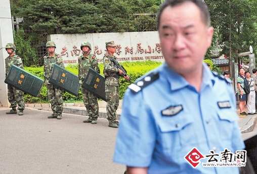 持枪民警和武警来到附小门口 记者 江洋 摄