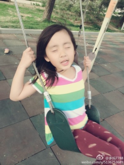 黄磊女儿近照曝光:闭眼荡秋千 穿吊带裙卖萌(图