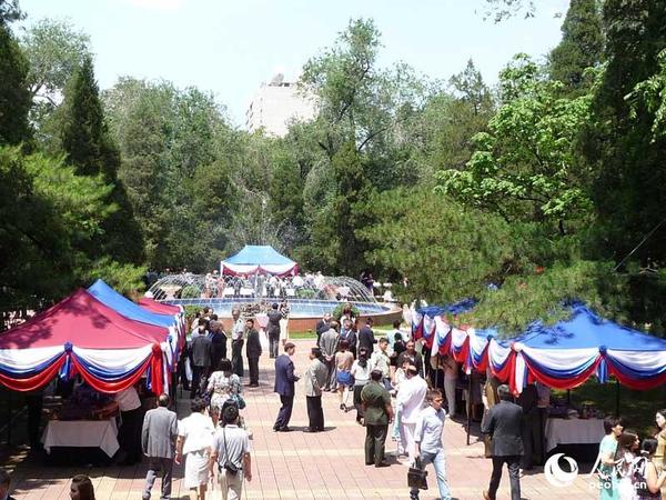6月11日，俄罗斯驻华使馆内中、俄两国各界代表在庄严的国歌声中欢聚一堂，共同庆祝俄罗斯国庆日。