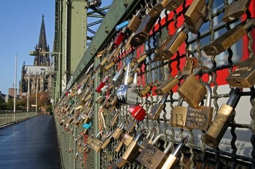 挂满爱情锁的巴黎艺术桥 (Pont des Arts Bridge)