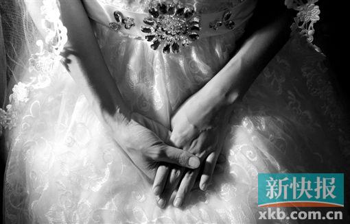 ■阿兰和阿强在监狱举办了婚礼,两人牵手在一起。