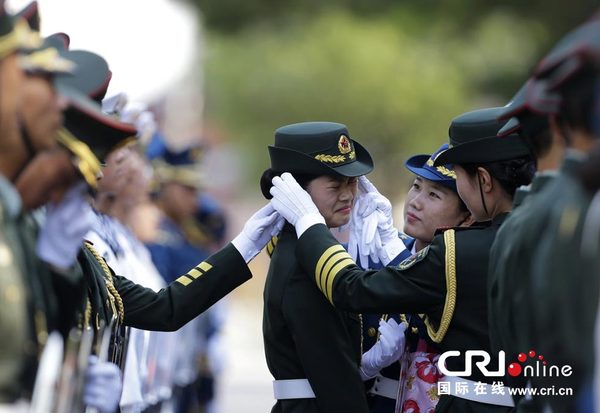 　　2014年6月11日，意大利总理伦齐抵达前，北京人民大会堂中国女兵仪仗队士兵整理仪态。图片来源：CFP