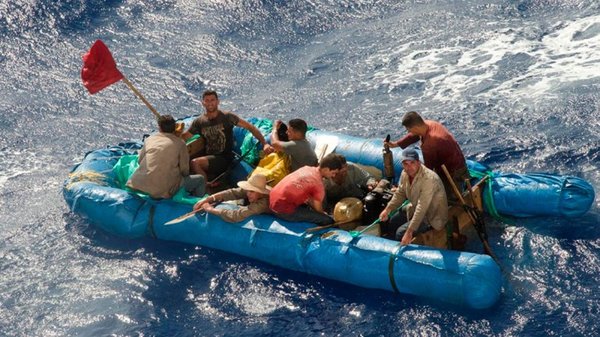 23名古巴人欲坐充气筏偷渡美国 因遭遇暴风雨