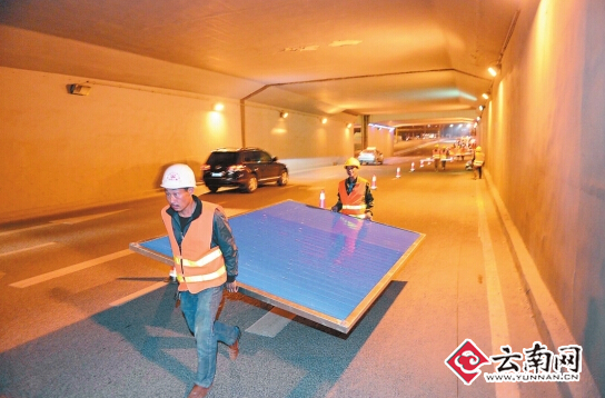 昨日零点滇池路开始围挡 记者 翟剑 摄