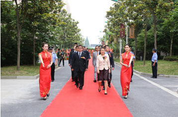 　　北京罗麦科技集团董事长/总裁汪董女士率公司高管步入会场