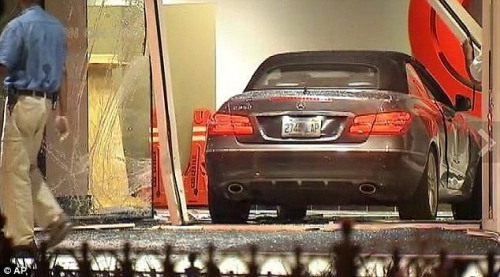 22岁男子托德驾驶一辆奔驰轿车，撞进CNN总部大楼。