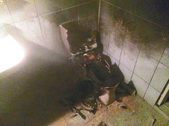 马桶因倒入挥发性液体，遇到火苗随即引爆。图片来源：台《联合报》