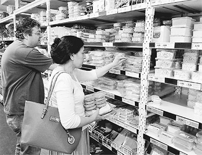 比利时布鲁塞尔的一家超市里，消费者正在选购食品。记者 刘 栋摄