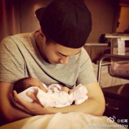 　　刘恺威首次抱女儿出镜