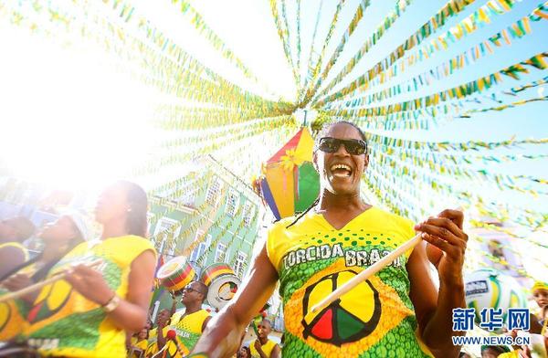 巴西球迷跳广场舞助威巴西队(组图)|巴西队|墨西